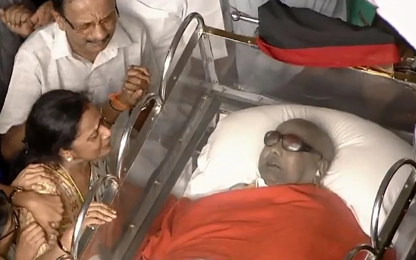 Live update: மெரினாவில் விதைக்கப்பட்டார் கலைஞர்! #Karunanidhi