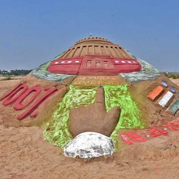 மணல் சிற்பம் மூலம் விழிப்புணர்வு செய்யும் இளைஞர்