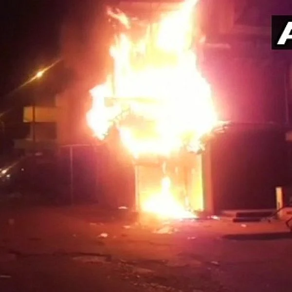 சட்ட விரோத குடிநீர் இணைப்புக்கு மோதிக் கொண்ட மக்கள்! - மகாராஷ்டிராவில் வெடித்த கலவரம்