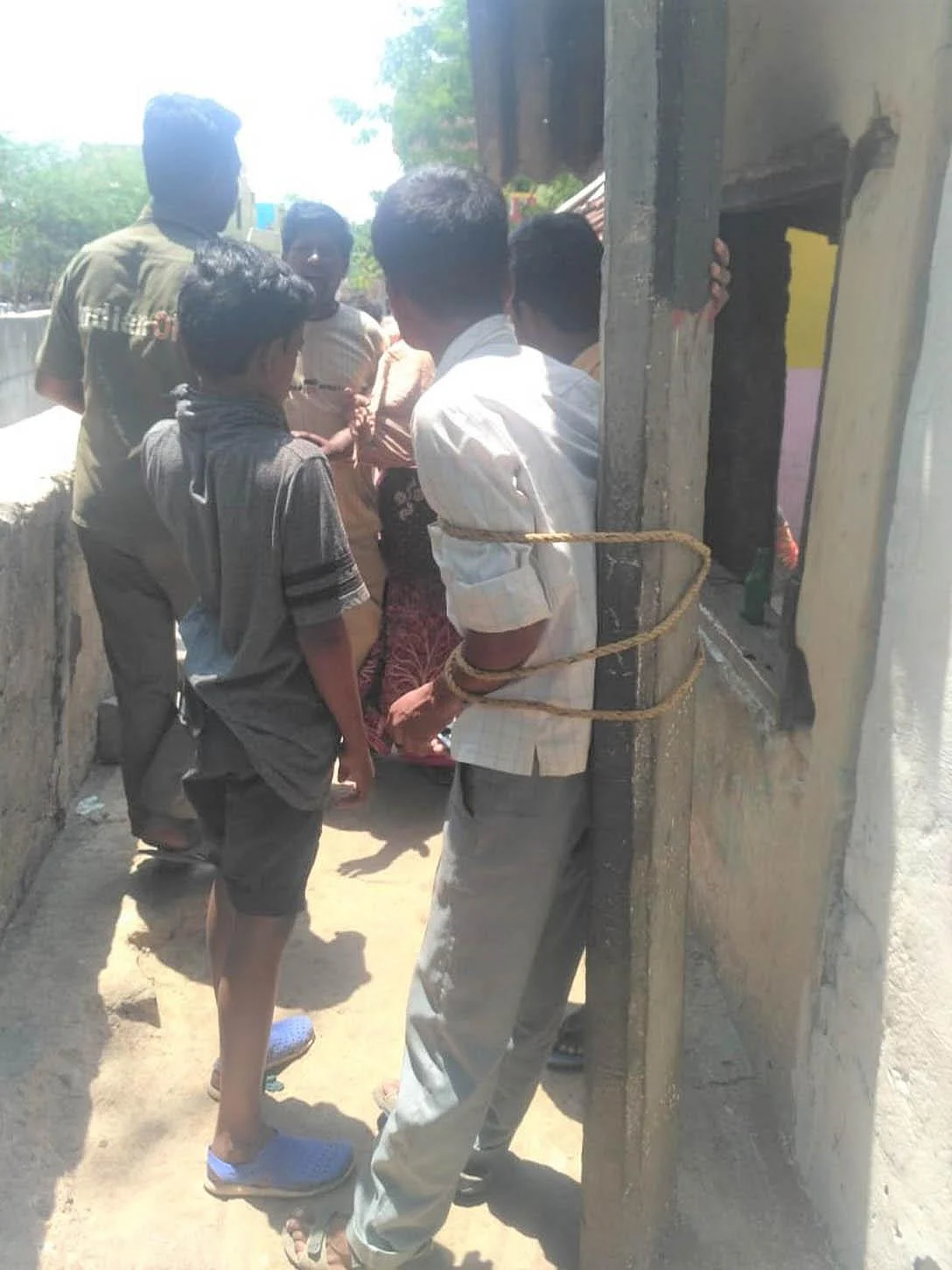 `அண்டா திருடிய இளைஞர்; விரட்டி விரட்டித் தாக்கிய பெண்!’ - வேலூரில் பரபரப்பு