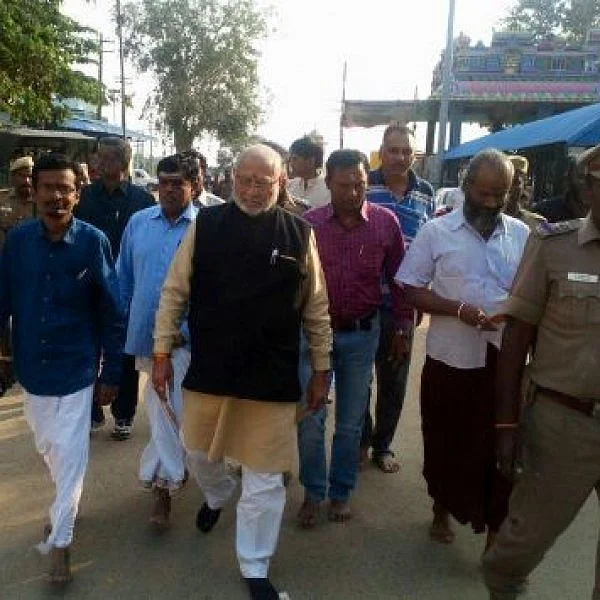 கேள்விகேட்ட பிரதமர் மோடியின் சகோதரர்... காலில் விழுந்த பக்தர்கள்!
