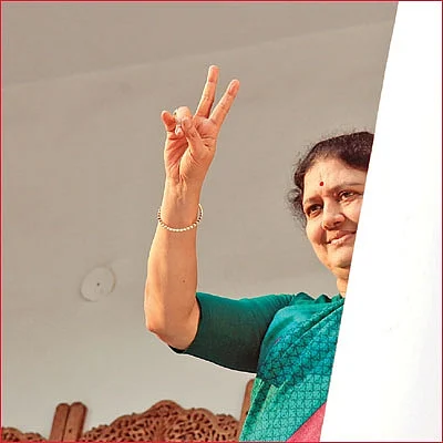 சசிகலா சொல்லும் ‘கறையான்’ யார்?