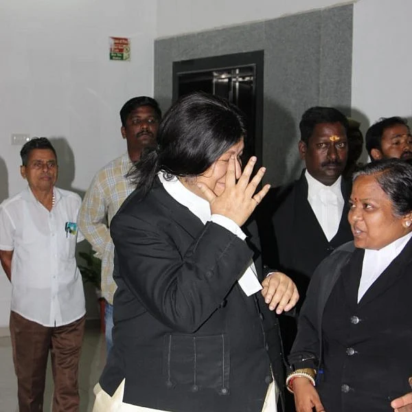 `கனத்த இதயத்தோடு விடைபெறுகிறேன்’ - இந்திரா பானர்ஜி உருக்கம்