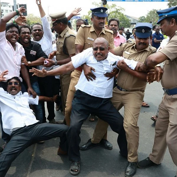 வேண்டும் காவிரி மேலாண்மை! சூடுபிடிக்கும் தி.மு.க-வினர் போராட்டம் #WeWantCMB