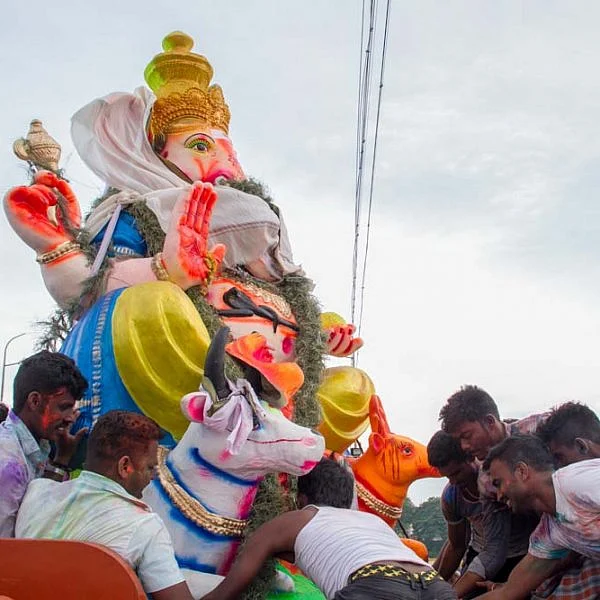 திருச்சி காவிரி ஆற்றில், விநாயகர் சிலைகள் கரைக்கும் காட்சி... படங்கள் - தே.தீட்ஷித்