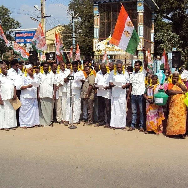 ’’காதில் பூ.. கையில் காலிக்குடம்!’’ - கோவில்பட்டியில் த.மா.க ஆர்ப்பாட்டம்