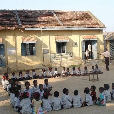கவர்மெண்ட் வேலை வேணும்... கவர்மெண்ட் ஸ்கூல் வேணாமா..?