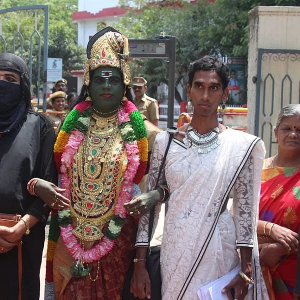 மீனாட்சியம்மன் வேடத்தில் வேட்புமனு தாக்கல் செய்த திருநங்கை!