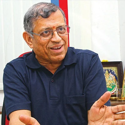 சசிகலாவின் கையை முறுக்கி பி.ஜே.பி எதையும் சாதிக்காது! - ‘ஆடிட்டர்’ குருமூர்த்தி