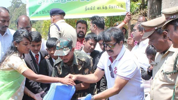 மரங்களை நடவு செய்த நடிகர் விவேக்