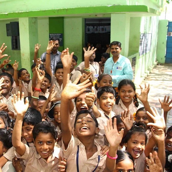 `கலகல வகுப்பறை, மாணவர்களுக்கு இணையம் வழி புத்தகம் வாசிப்பு!’ - அசத்தும் அரசுத் தொடக்கப் பள்ளி