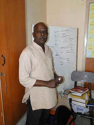 '20 மணி நேரத்தில் ஹிந்தி கற்க முடியும்...!'- மதுரை வாத்தியார் சொல்லும் 'மேஜிக்'