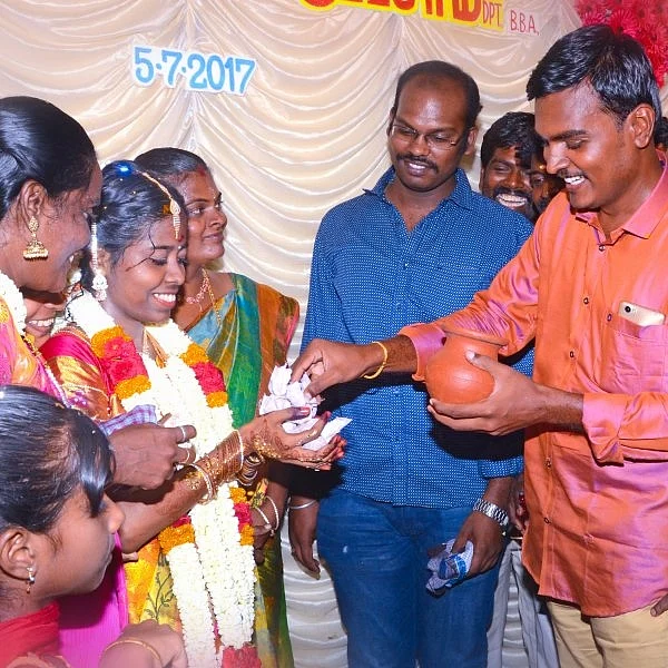 பூச்சூட்டு விழாவில் பெண்ணுக்கு விதைப் பொட்டலம் கொடுத்த மாப்பிள்ளை விவசாயி