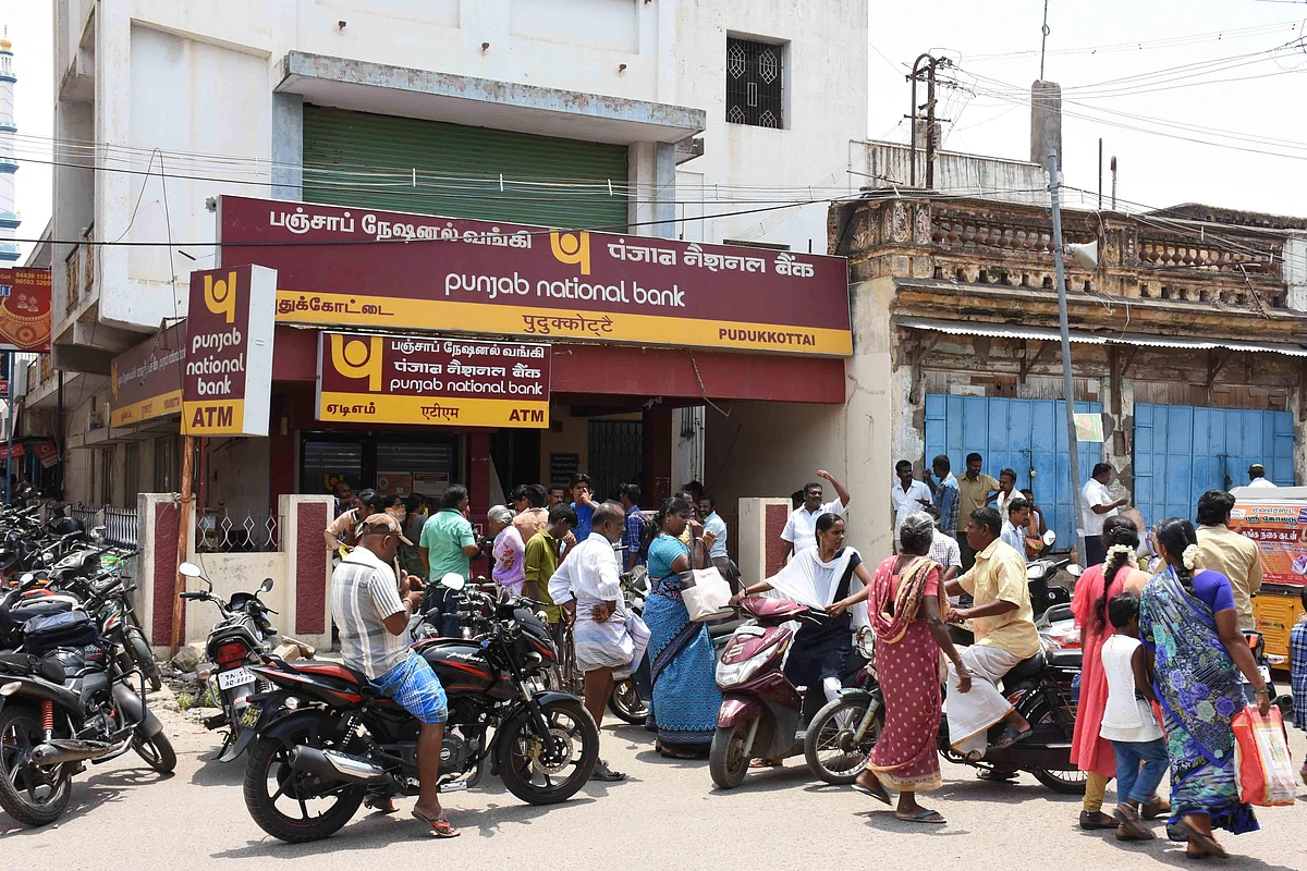 ``மாயமான வங்கி ஊழியர்” - நகைகளை காட்டச்சொல்லி பொதுமக்கள் முற்றுகையால் புதுக்கோட்டையில் பரபரப்பு