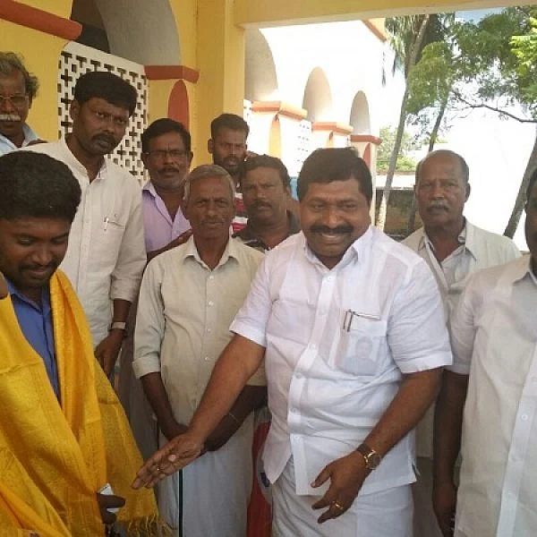 ஒகி புயலில் உயிர் தப்பிய இடிந்தகரை மீனவர்கள்: நேரில் சந்தித்து நலம் விசாரித்த எம்.எல்.ஏ!