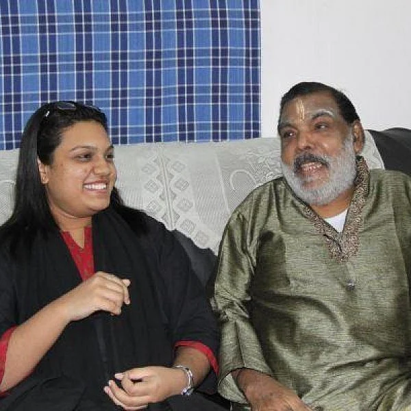 ``அப்பாவின் குரலைக் கேட்டால் கண்கலங்கிடுவேன்!" - மலேசியா வாசுதேவன் மகள் பிரஷாந்தினி