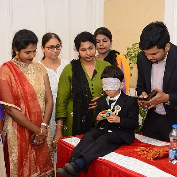 `கண்ணைக் கட்டிக்கொண்டு 29 விநாடிகளில் க்யூப் கட்டங்களை ஒண்றிணைந்து சாதனை!' - சென்னை சிறுவன் அசத்தல்