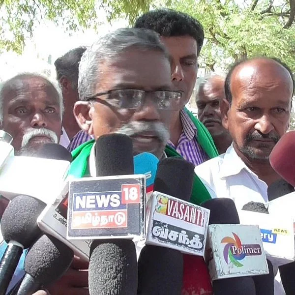 பாட்டுப்பாடி துண்டுப்பிரசுரங்களை விநியோகித்த அய்யாக்கண்ணு!