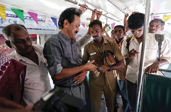 உங்களுக்கும் இப்படித் தெரியுதா?