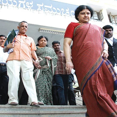 சொத்துக் குவிப்பு வழக்கு! - சங்கடத்தில் சசிகலா... என்னாகும் எதிர்காலம்?