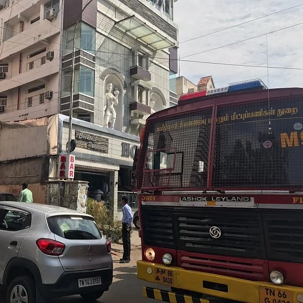 சென்னை புகாரி ஹோட்டல் மாடியில் திடீர் தீ விபத்து!