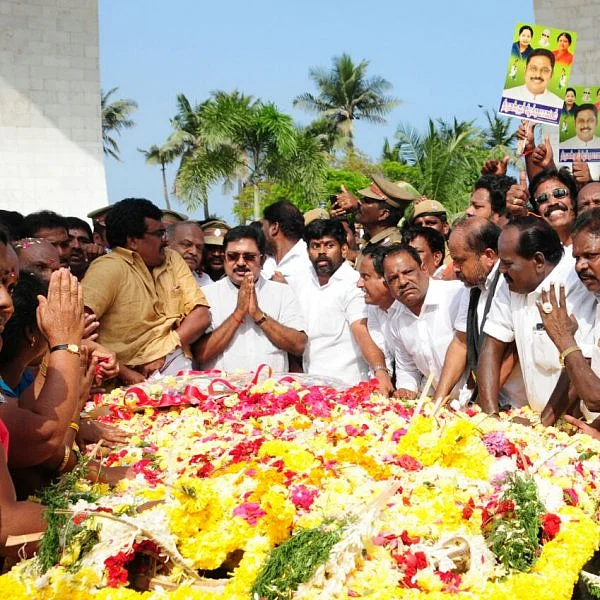 ஆர்.கே.நகர் வாக்கு எண்ணிக்கை, மோதல், தினகரன் ஆதரவாளர்கள் கொண்டாட்டம்.. - சிறப்பு புகைப்பட தொகுப்பு!