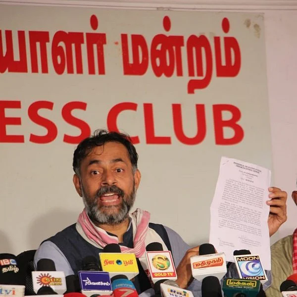 ``விவசாயிகளைப் பார்க்கச் சென்றதற்கு தரதரவென இழுத்து வேனுக்குள் ஏற்றியது போலீஸ்!" - யோகேந்திர யாதவ்