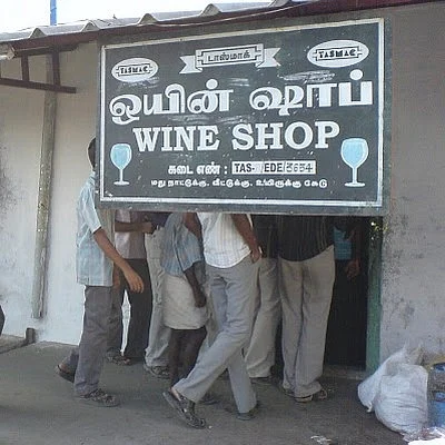 டாஸ்மாக்கில் திருட வந்தவர் குடித்து விட்டு தூக்கம்: தட்டி எழுப்பி கைது செய்த போலீஸ்!