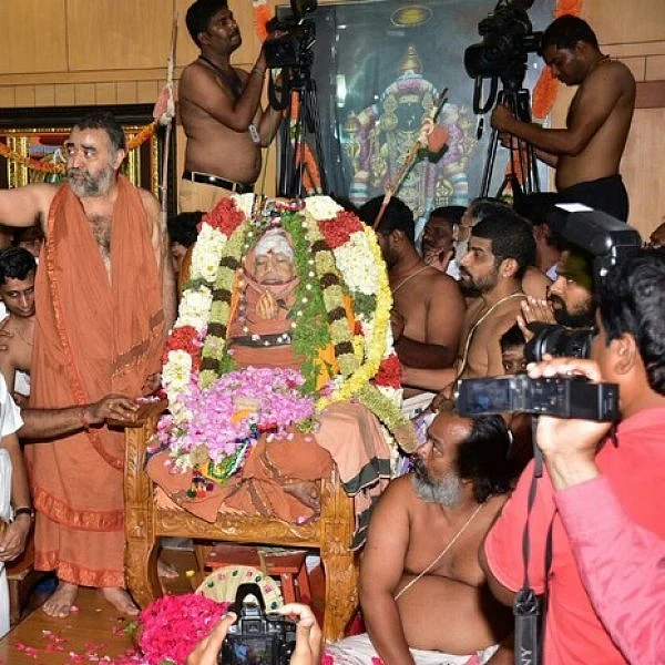 ஜெயேந்திரர் உடலுக்கு விஜயகாந்த், டி.டி.வி.தினகரன் நேரில் அஞ்சலி!
