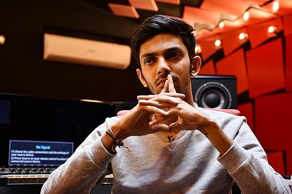 'அது ஏன் என்னையவே எப்பவும் வைச்சு செய்றீங்க!' வதந்தி பற்றி அனிருத் #VikatanExclusive
