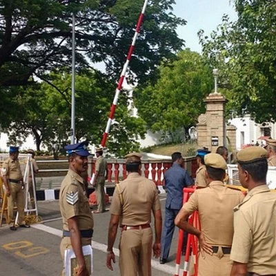 காமராஜர் சாலை, கோட்டையில் போலீஸ் குவிப்பு! - சோதனைக்கு பின் ஊழியர்கள் அனுமதிப்பு