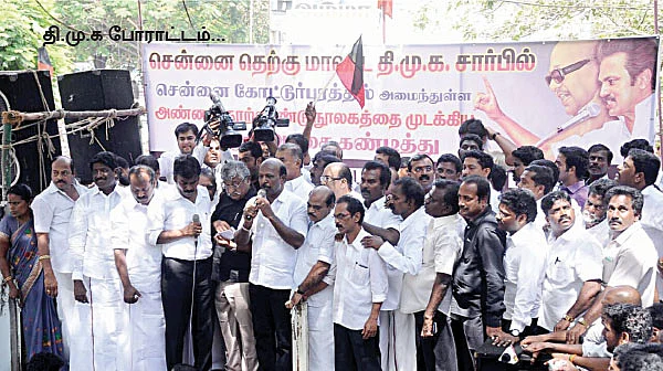 வாங்கப்படாத புத்தகங்கள்...திறக்கப்படாத திறந்தவெளி அரங்கம்...