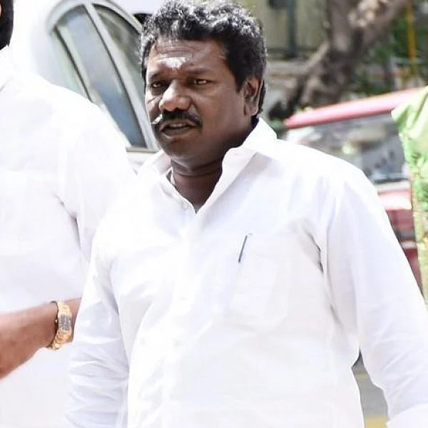 வன்முறைக்குக் காரணம் கருணாஸ்!- டி.ஜி.பியிடம் 'நண்டு' பெண் புகார்
