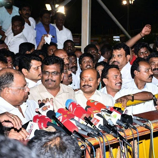 பிரியாணி, வஞ்சிர மீன் வறுவல்! - தனி கவனிப்பில் தினகரன் அணி எம்.எல்.ஏ-க்கள்