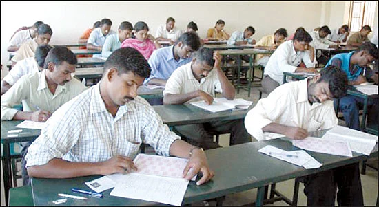''எங்கள் பஸ்ஸில் வந்து உட்கார்ந்தால் கேள்வித்தாள் தருவோம்!''