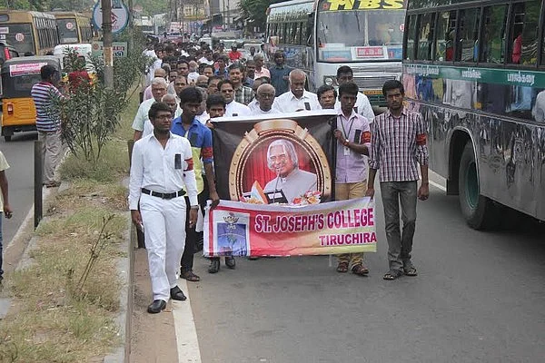 அப்துல்கலாம் படித்த கல்லூரியில் மாணவர்கள் அஞ்சலி!