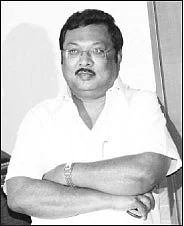 ''அப்பாவின்னா இடிக்கிறீங்க.. அழகிரின்னா பயப்படுறீங்க!''