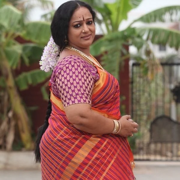 `அந்த அம்மாவை வெளியேத்திட்டு, அவங்க போட்டோவ வச்சு ஓட்டு கேக்கறாங்க! - குமுறும் எதிரணி