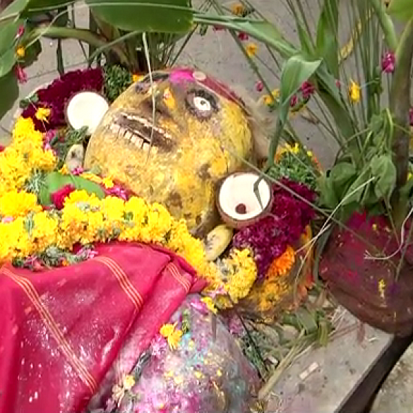 `எங்க மாவட்டத்துல மழை பெய்யணும் சாமியே' - இடுகாட்டில் ஈமச்சடங்கு நடத்திய விவசாயிகள்