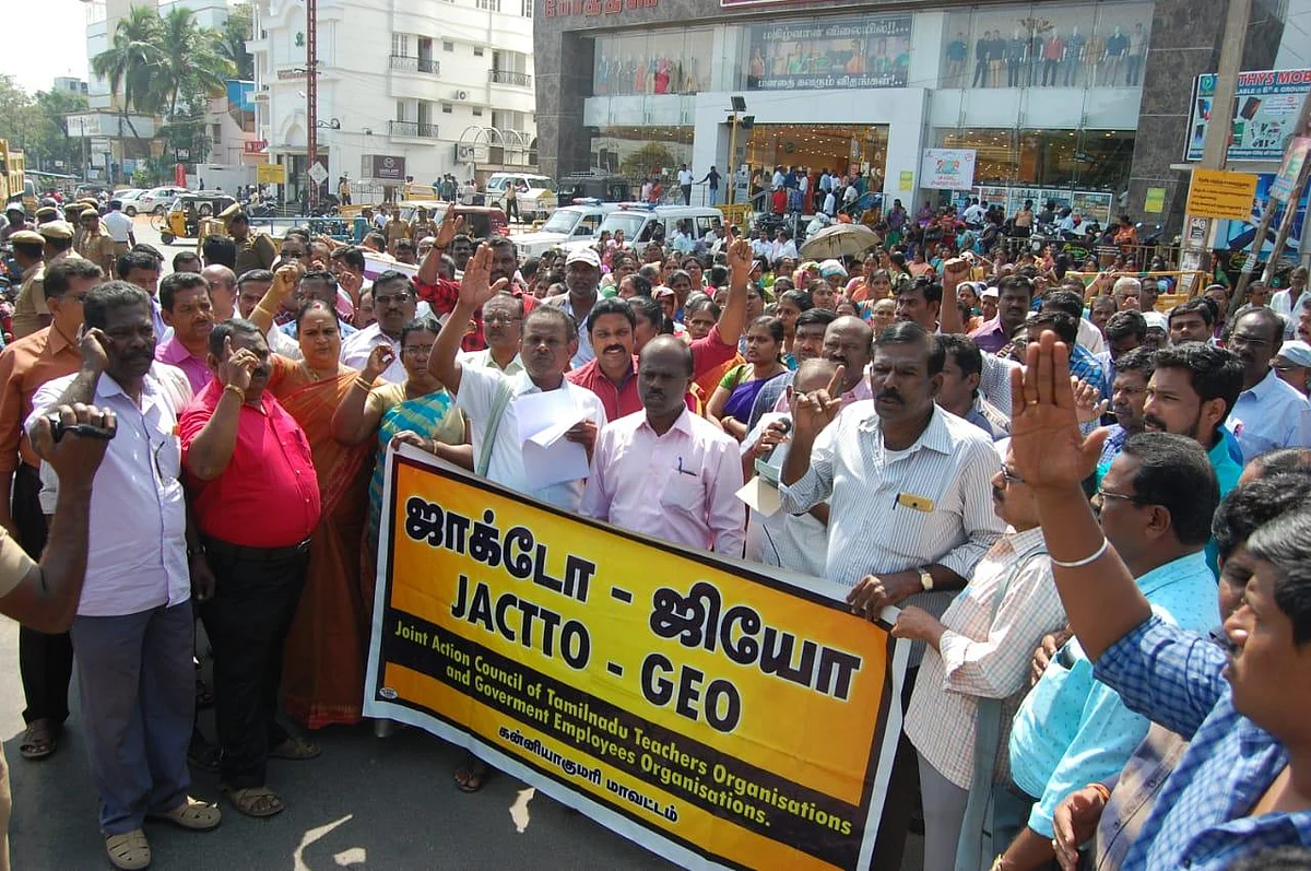 அரசு ஊழியர்கள், ஆசிரியர்களுக்கு சம்பளம் `கட்'! - தமிழக அரசு திடீர் நடவடிக்கை #JactogeoProtest
