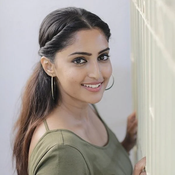 "என் குடும்பம் என்னைப் புரிஞ்சுக்கிட்டா, இன்னும் சந்தோஷமா நடிப்பேன்!" - 'ஜருகண்டி' ரெபா மோனிகா ஜான்