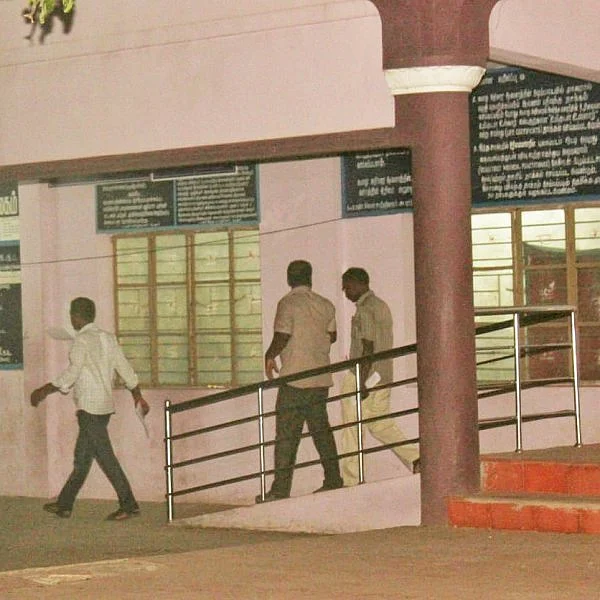 கடலூர் பத்திரப்பதிவு அலுவலகத்தில் களமிறங்கிய லஞ்ச ஒழிப்பு போலீஸார் - ரூ.1 லட்சம் பறிமுதல்!
