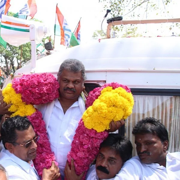 `தமிழ் மாநிலக் காங்கிரஸ் வேட்பாளர்தான் அவர்!' - அ.தி.மு.க-வினரை நெகிழவைத்த ஜி.கே.வாசன்