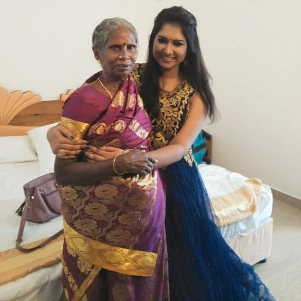 ``அப்பா டிரான்ஸ்ஃபர் வாங்கினார்; அம்மா வேலையை ரிசைன் பண்ணிட்டாங்க!" - `சரிகமப' வர்ஷா