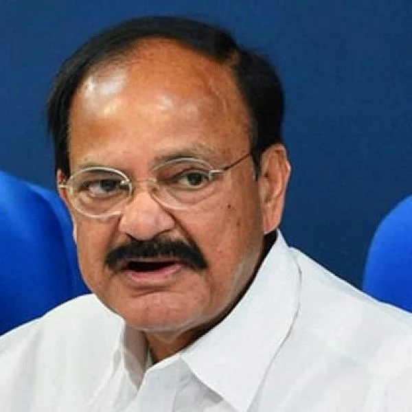 இரண்டு மாநிலங்களவை எம்.பி-க்கள் தகுதிநீக்கம்: வெங்கைய நாயுடு அதிரடி