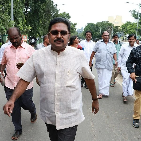 குக்கர் சின்னம் வழக்கில் முதல்வர் பழனிசாமிக்கு டெல்லி உயர் நீதிமன்றம் நோட்டீஸ்!