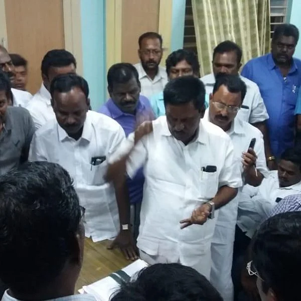 `திடீரென கொண்டுவரப்பட்ட 50 வாக்குப்பதிவு இயந்திரங்கள்!' - தேனியில் பரபரப்பு