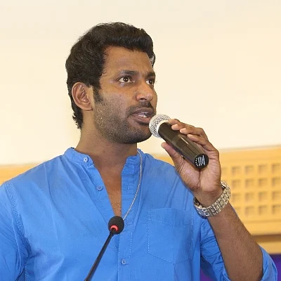’மருது படத்தின் திருட்டு டிவிடி வெள்ளிக்கிழமையே ரிலீஸ்!’ - விஷால் அதிர்ச்சி