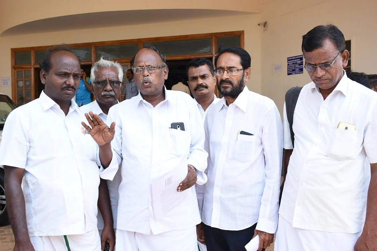 `கரும்பைப் போல் சக்கையாகக் கசங்கி கஷ்டப்படுகிறோம்!' - கண்கலங்கும் விவசாயிகள்