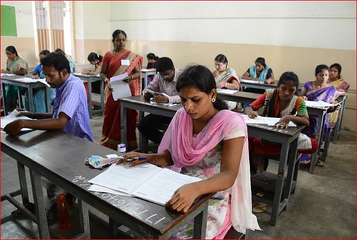 "விவசாயிகளைப்போல ஆசிரியர்களையும் புறக்கணிக்கிறது அரசு!" வேதனையில் ஆசிரியர்கள்